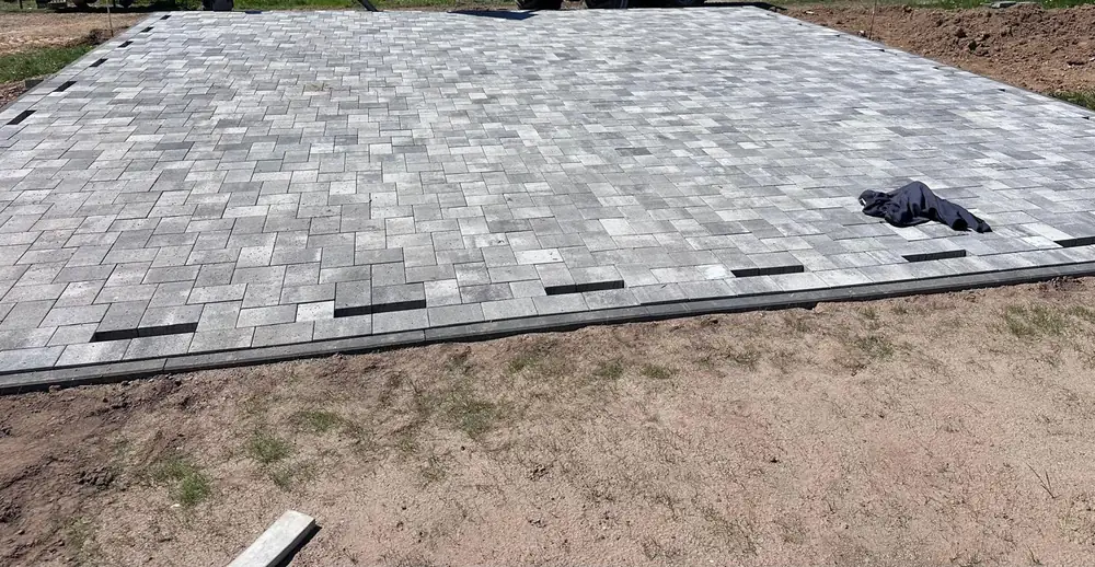 Großflächig verlegtes graues Betonpflaster mit Randeinfassung